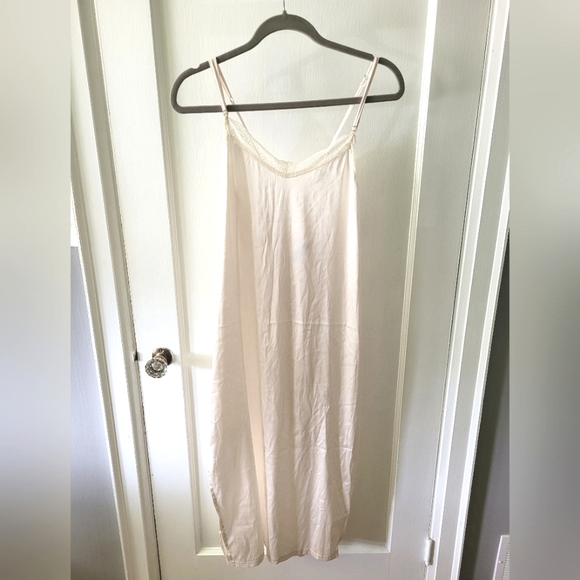 Nasty Gal CREAM coloured Satin Midi Dress with Lace Neckline - Picture 3 of 7